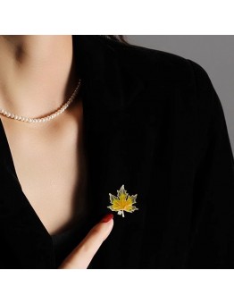 Rose day Brooch anti-glare maple leaf pin female design sense corsage suit fixed clothes accessories French suit high-grade