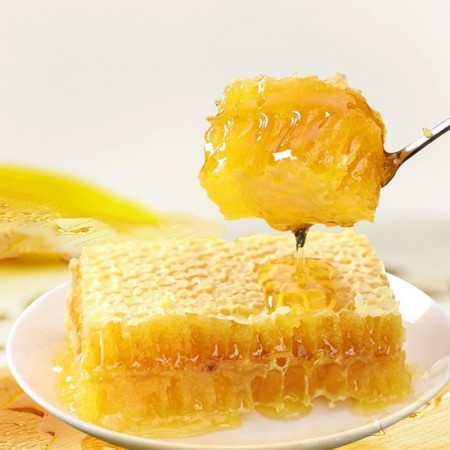 Kissfish Honey bee farm naturally matures. Honeycomb honey is freshly harvested from wild pure honey blocks 650g